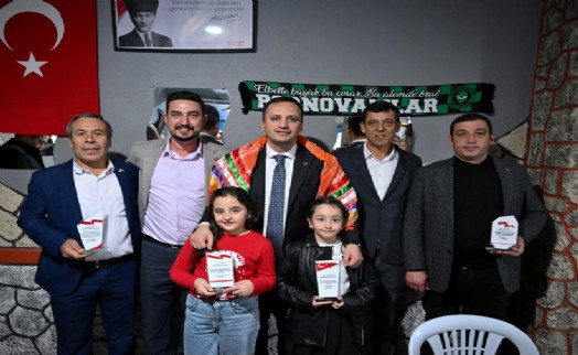 Bornova'da muhtarlardan Başkan Eşki'ye teşekkür plaketi