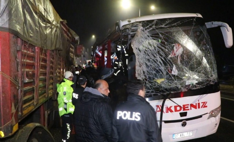 Denizli'de yolcu otobüsü TIR'a çarptı: 1 ölü, 20 yaralı