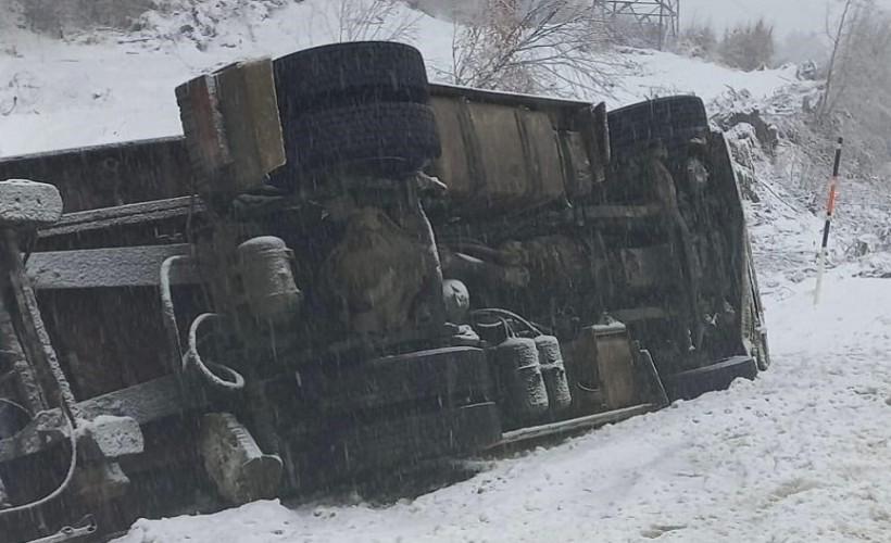 Devrilen TIR’da 2 kişi yaralandı