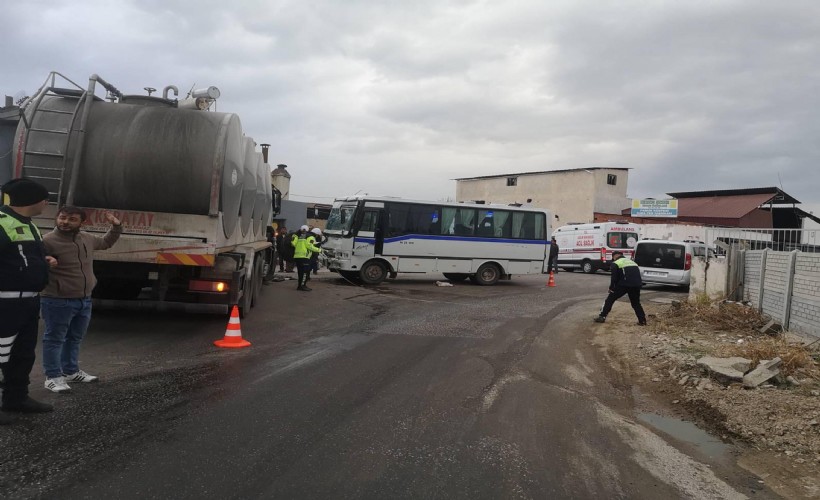 İşçi servis midibüs ile süt kamyonu çarpıştı: 9 yaralı