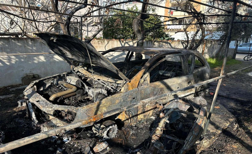 İzmir'de kundaklandığı iddia edilen otomobille 2 motosiklet yandı