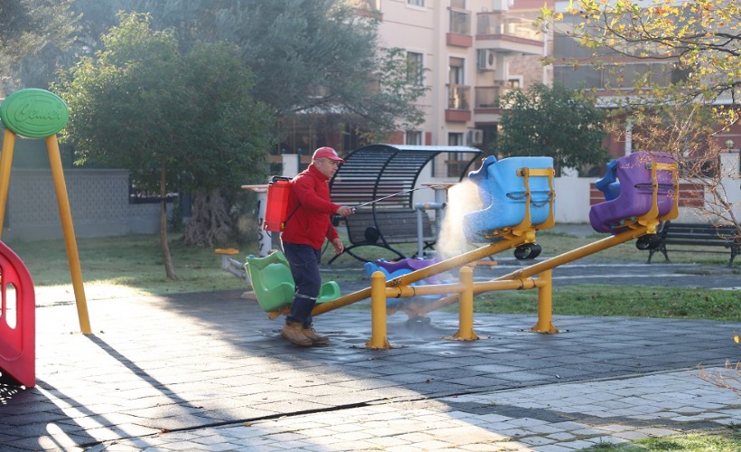 Menderes’te parklar dezenfekte edildi