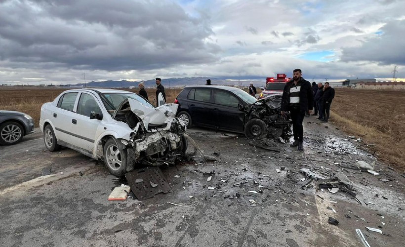 Otomobiller kafa kafaya çarpıştı; karı- koca öldü, 3 kişi yaralandı