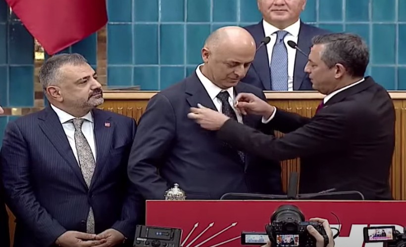 Özgür Özel, Ümit Özlale'ye CHP rozeti taktı