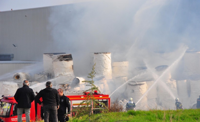 Kağıt fabrikasının bahçesindeki yangın kontrol altına alındı