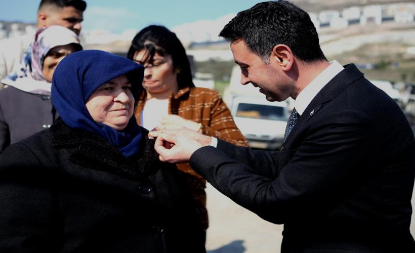 AK Parti ve MHP’den CHP’ye geçtiler: İrfan Önal rozetleri taktı!