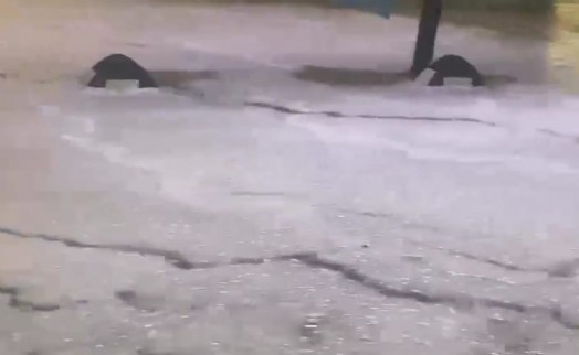 Çeşme'de sağanağın ardından dolu yağışı etkili oldu