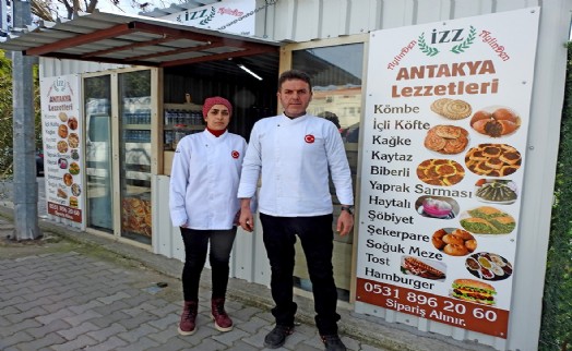 Depremzede aile Çeşme'de poğaça-börek satarak hayata tutundu