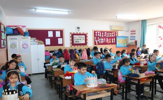 Depremzede akranları için atık yoğurt kaplarıyla atkı ördüler