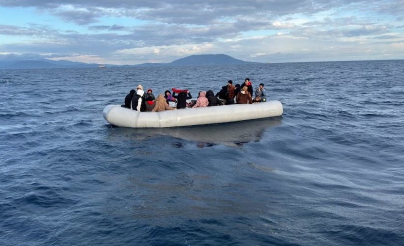 Dikili açıklarında lastik bot içinde kurtarılan 43 göçmenden 23'ü çocuk