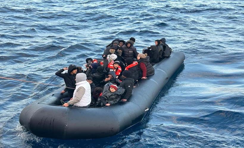 İzmir açıklarında 57’si çocuk 159 göçmen kurtarıldı