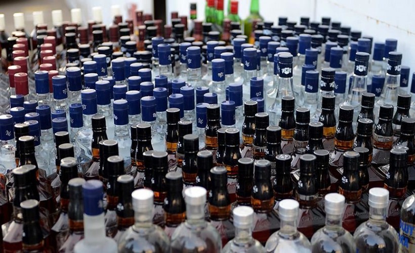 İzmir'de depoda bin 726 litre sahte alkol ele geçirildi