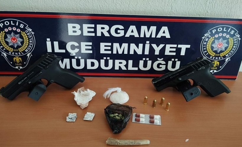 İzmir'de durdurulan araçta uyuşturucu ile altın sikke ele geçirildi
