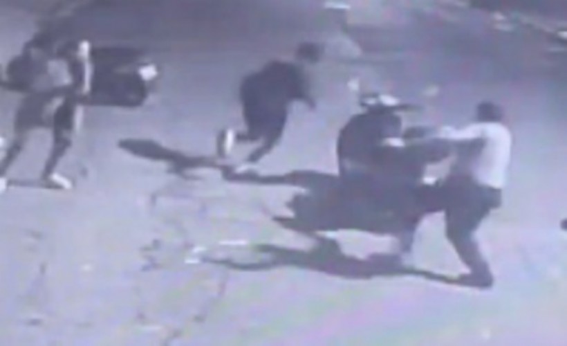 İzmir'de hırsızların bekçilere yakalanma anı kamerada