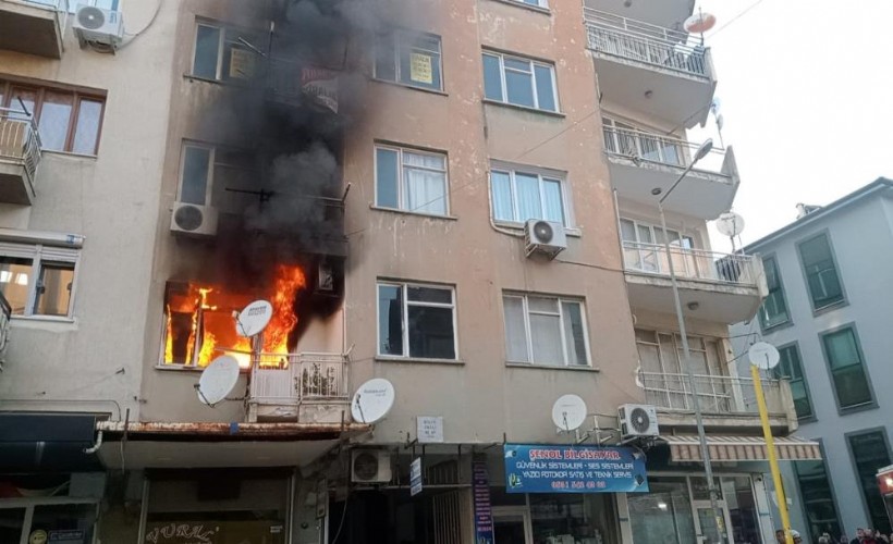 İzmir ev yangını: 3 kişi hastanelik oldu