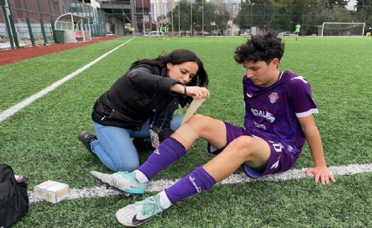 İzmir'in yeşil sahalarına ilk kadın sağlık görevlisi