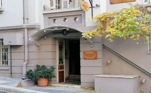 İzmirli sahafın Fransız moda deviyle hukuk savaşı