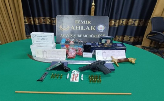Kumar operasyonunda silah, kılıç ve borç senetleri ele geçirildi