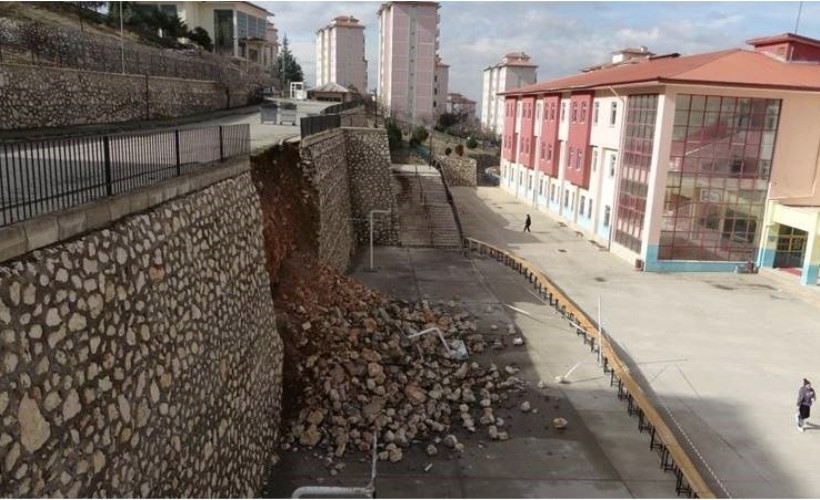 Malatya'da okulun istinat duvarı çöktü!