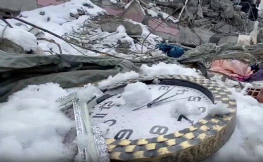 Türkiye'de saatler 04:17'de durdu