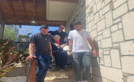 101 yaşındaki seçmen, tekerlekli sandalye ile gelip oyunu kullandı