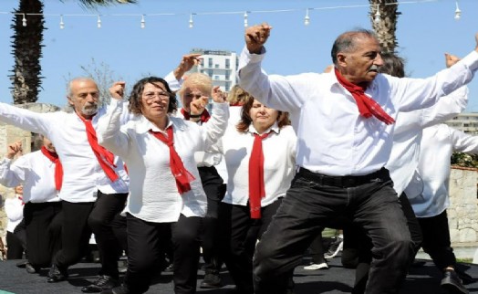 3. Yaş Üniversiteli çınarlardan Karşıyaka'da coşkulu şenlik