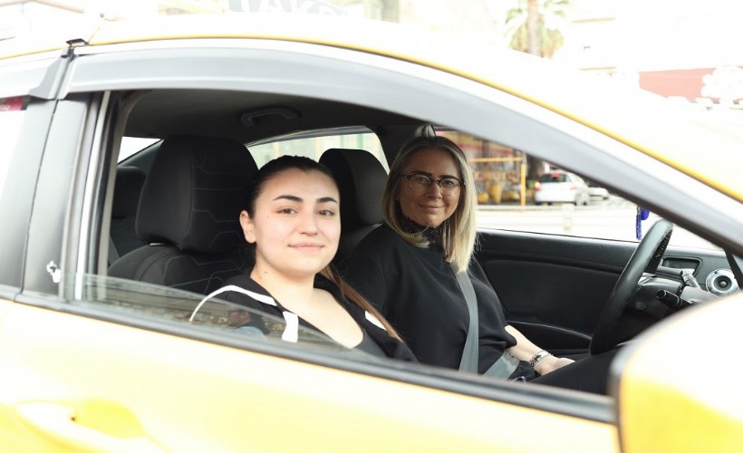 AK Parti Konak Adayı Çankırı taksi şoförü oldu; Talepleri dinledi, projeleri anlattı