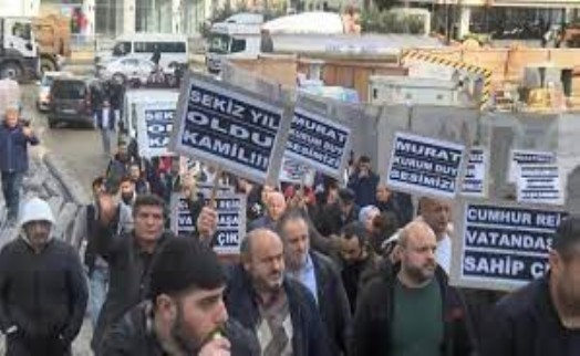 AK Parti önünde protesto: ‘Murat Kurum sözünü tut'