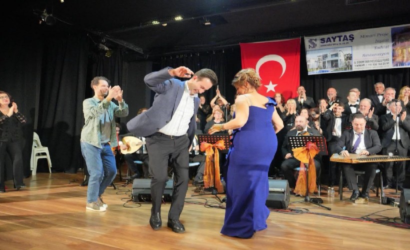 AK Partili Çiftçioğlu sahnede oynadı, koroyla şarkı söyledi