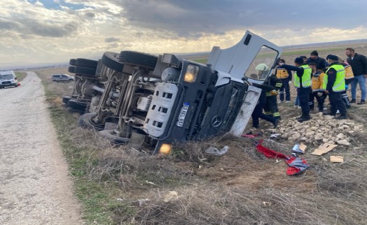 Beton mikseri devrildi, sürücü öldü