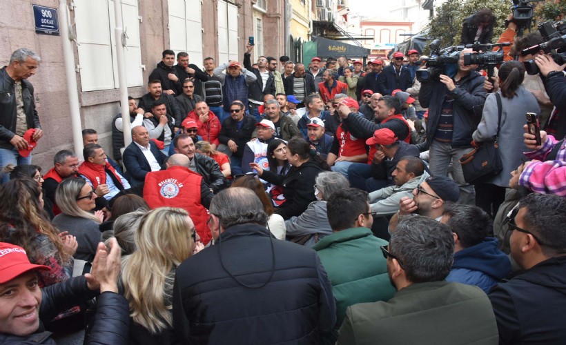 Büyükşehir'de TİS krizi tam gaz: İşçiler oturma eylemi gerçekleştirdi