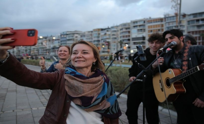CHP Konak Adayı Mutlu’dan Kordon çıkarması: Çimlerde oturdu, şarkılara eşlik etti