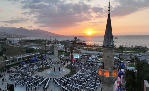 Cumhuriyet Meydanı'nda büyük iftar sofrası