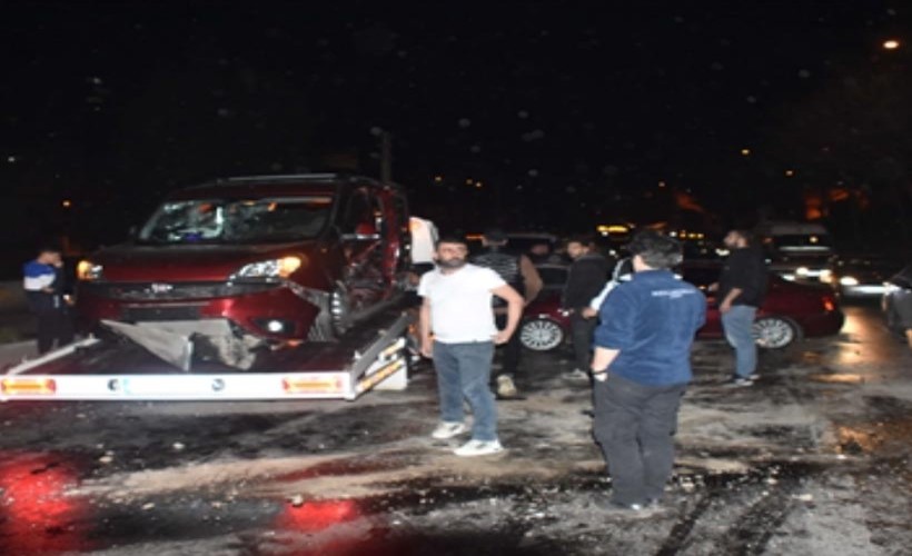 İzmir'de iki otomobil çarpıştı: 3 yaralı