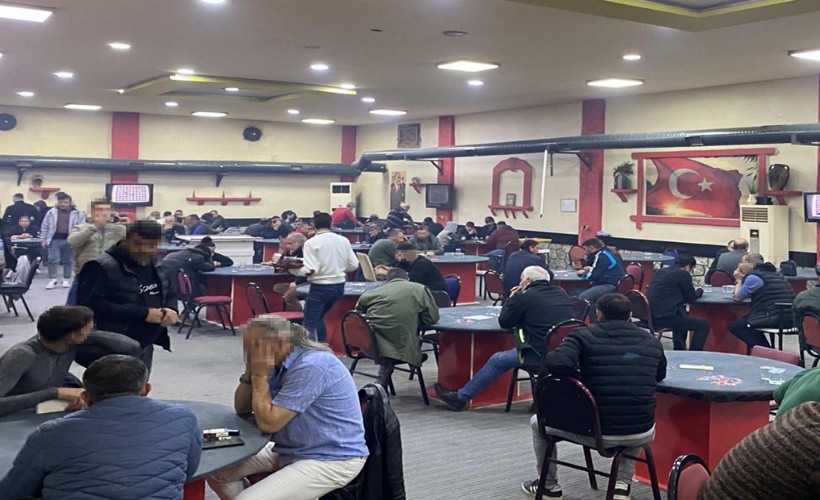 İzmir'de kumar oynarken yakalanan 83 kişiye para cezası kesildi