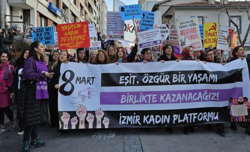 İzmir'de yüzlerce kadın sokaklara çıktı: 'Eşit, özgür bir yaşamı birlikte kazanacağız'