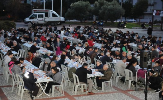 Karşıyaka'da Ramazan bereketi iftar sofralarına taşındı