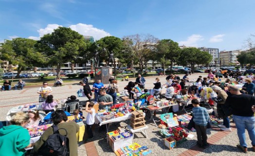 Karşıyakalı çocuklar 2. El Pazarı'nda bir araya geldi