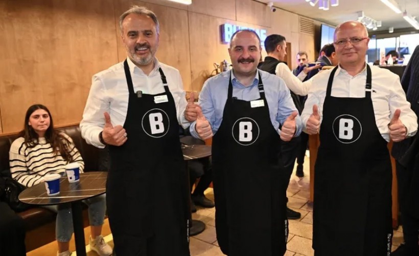 Mustafa Varank ve Alinur Aktaş barista oldu