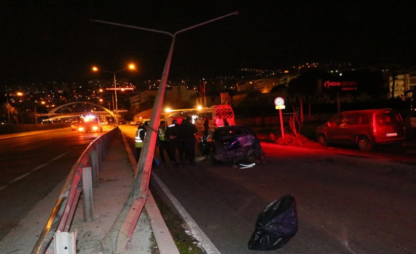 Önce bariyere, ardından aydınlatma direğine çarpan otomobilin sürücüsü öldü