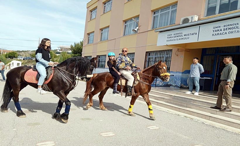 İzmir'deki seçimde ilginç görüntüler; At üstünde oy vermeye geldiler