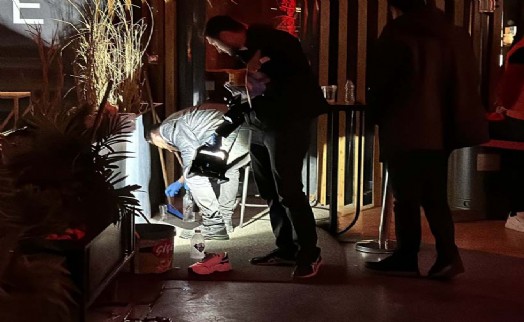 Taciz iddiasıyla çıkarıldığı eğlence mekanı önündeki kavgada 1 kişiyi vurdu