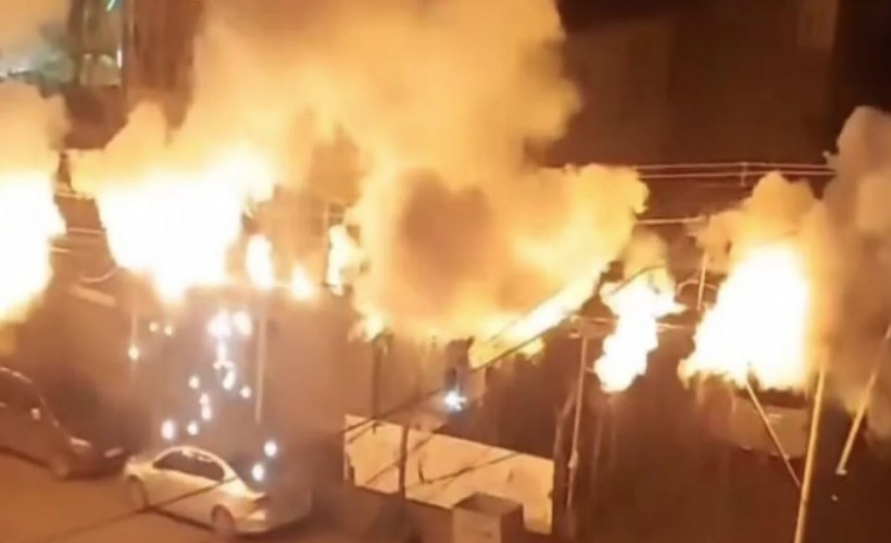 Trafo patladı yangın çıktı! Mahalleyi alevler aydınlattı