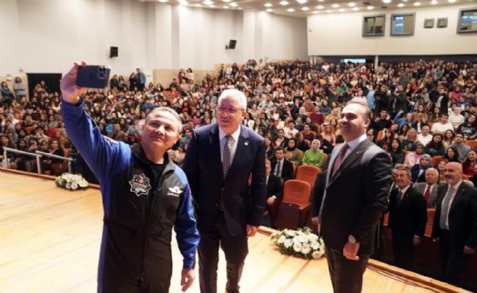 Türkiye'nin ilk astronotu Alper Gezeravcı, Ege Üniversitesi'ne konuk oldu
