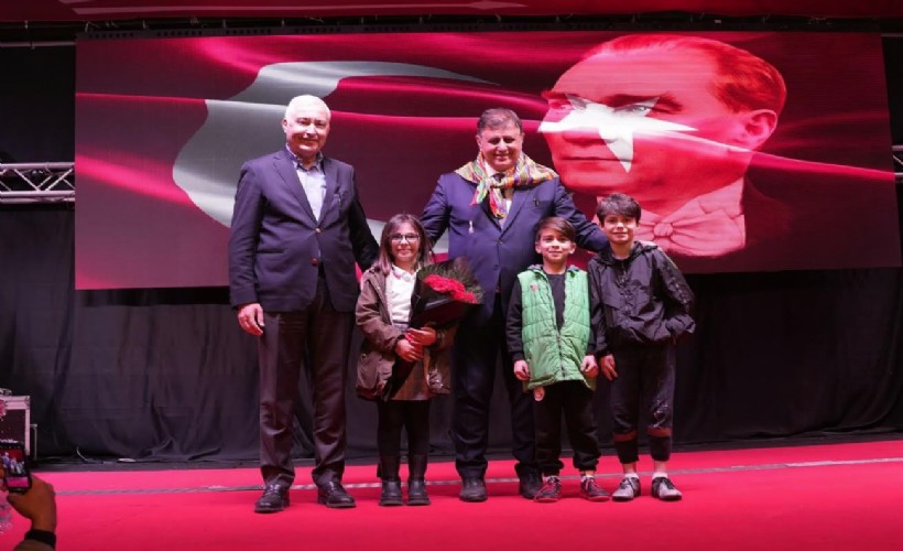 Türkmen ve Tugay'a Kemalpaşa'da yoğun ilgi: Bu büyük ailenin ferdiyim!