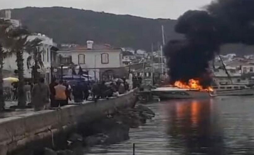 Urla'da korkutan yangın: Lüks tekne yandı!
