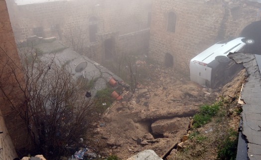 Yol çöktü, araçlar tarihi yapıya düştü!