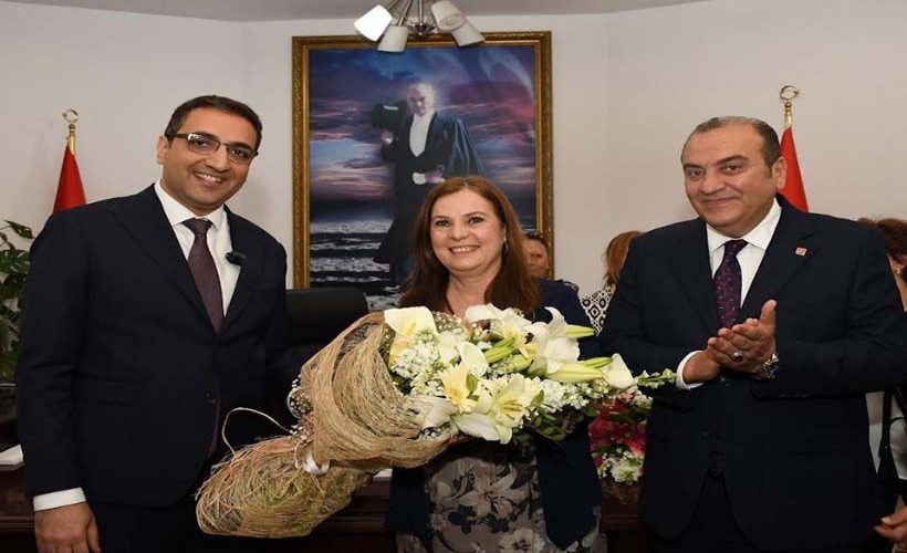 Balçova'da devir teslim töreni: Başkan Yiğit mazbatasını aldı