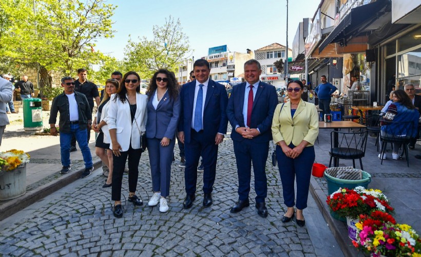 Başkan Tugay bayramın ilk günü Urla ve Çeşme'de yurttaşlarla buluştu