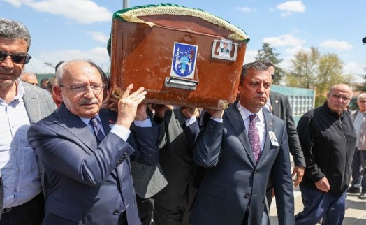 CHP lideri Özel ve Kılıçdaroğlu, Bayraktar'ın cenaze namazını birlikte kıldı